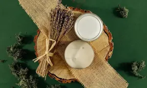 Plaster drewna jako baza do świec i ozdób. Bukiet lawendy i mech dodają naturalnego uroku.