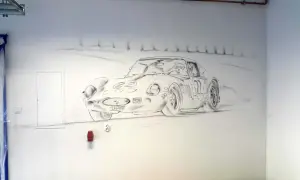 Rysunek na ścianie przedstawia klasyczny samochód sportowy, jak narysować motor w stylu retro.