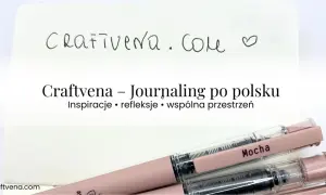 Craftvena - Journaling po polsku. Inspiracje, refleksje, wspólna przestrzeń. Jak zacząć? Dwa różowe pisaki leżą na białej kartce.