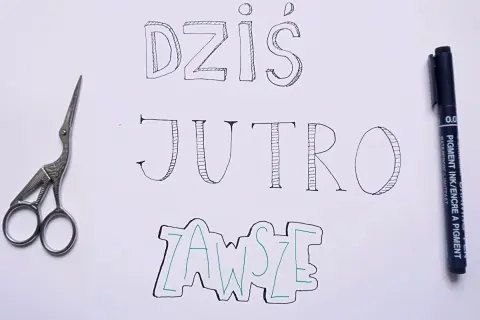 Ozdobniki tekstu: "Dziś", "Jutro", "Zawsze" napisane ozdobną czcionką. Obok nożyczki i pisak.
