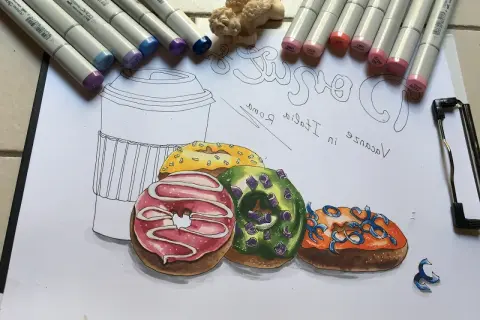 Fajne proste rysunki: kolorowe pączki, kubek i napisy.