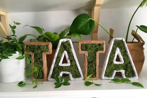Litery "TATA" z mchu i sznurka, piękny prezent dla taty od dziecka z papieru.