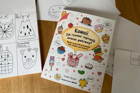 Książka "Kawaii. Jak rysować naprawdę urocze potrawy?" otoczona słodkimi rysunkami zwierząt i jedzenia.