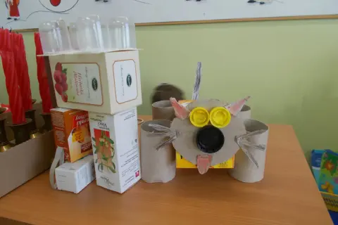 Zabawny robot z recyklingu, zrobiony z pudełek po herbacie i rolki po papierze toaletowym. Idealny przykład, jak zrobić robota z recyklingu.