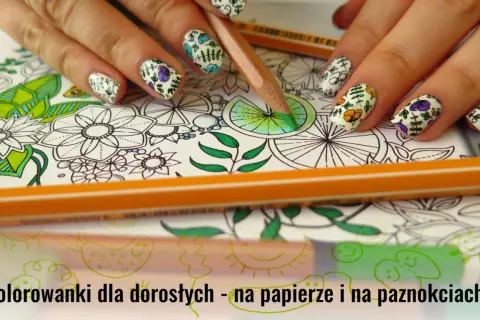 Kolorowanki dla dorosłych na papierze i paznokciach. Dłoń z paznokciami ozdobionymi wzorami kwiatowymi, obok kredki i rysunki do kolorowania.