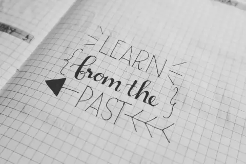 Piękna zmiana pisma w zeszycie: "LEARN from the PAST". Strzałka wskazuje kierunek nauki.