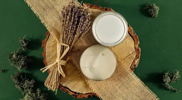 Plaster drewna jako baza do świec i ozdób. Bukiet lawendy i mech dodają naturalnego uroku.