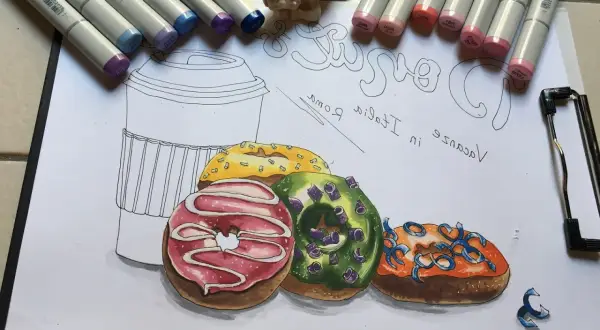 Fajne proste rysunki: kolorowe pączki, kubek i napisy.