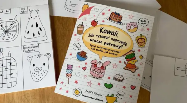 Książka "Kawaii. Jak rysować naprawdę urocze potrawy?" otoczona słodkimi rysunkami zwierząt i jedzenia.
