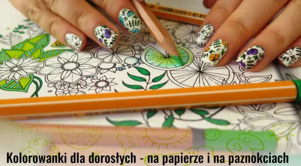Kolorowanki dla dorosłych na papierze i paznokciach. Dłoń z paznokciami ozdobionymi wzorami kwiatowymi, obok kredki i rysunki do kolorowania.