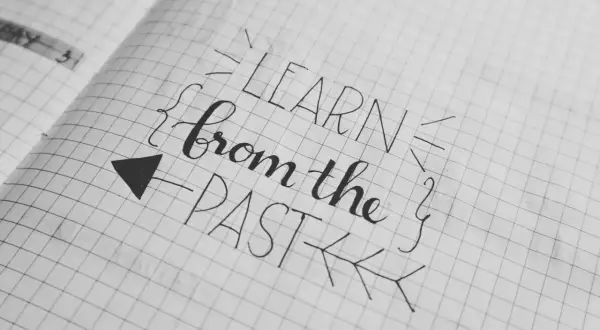 Piękna zmiana pisma w zeszycie: "LEARN from the PAST". Strzałka wskazuje kierunek nauki.