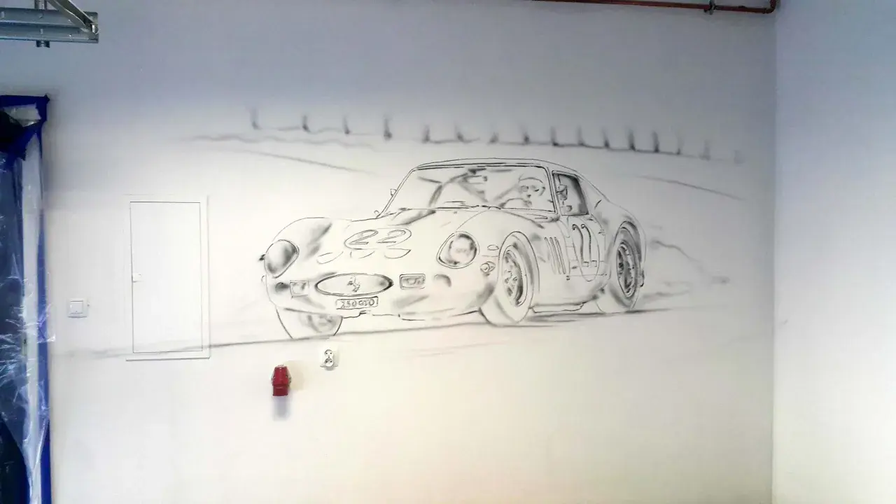 Rysunek na ścianie przedstawia klasyczny samochód sportowy, jak narysować motor w stylu retro.