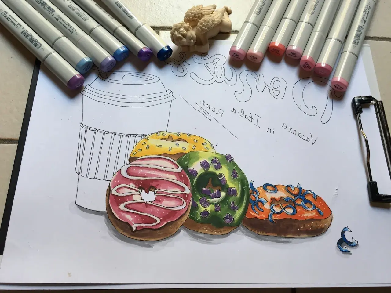 Fajne proste rysunki: kolorowe pączki, kubek i napisy.