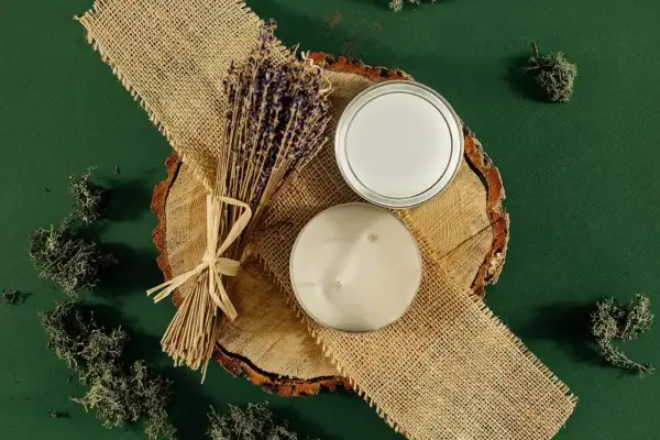 Plaster drewna jako baza do świec i ozdób. Bukiet lawendy i mech dodają naturalnego uroku.