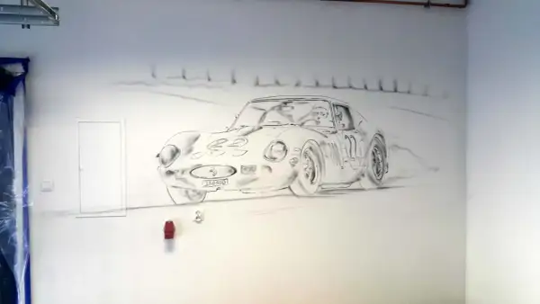 Rysunek na ścianie przedstawia klasyczny samochód sportowy, jak narysować motor w stylu retro.