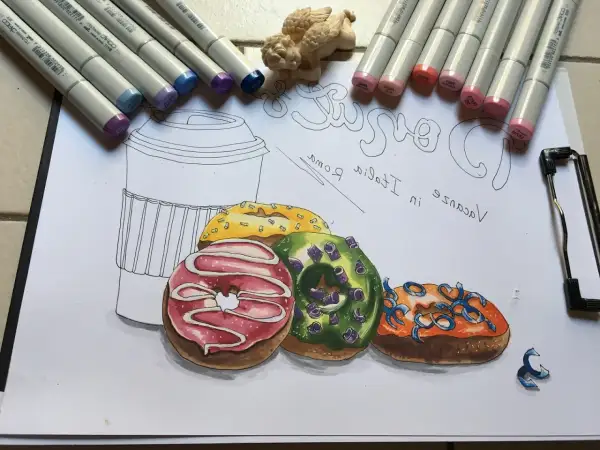 Fajne proste rysunki: kolorowe pączki, kubek i napisy.