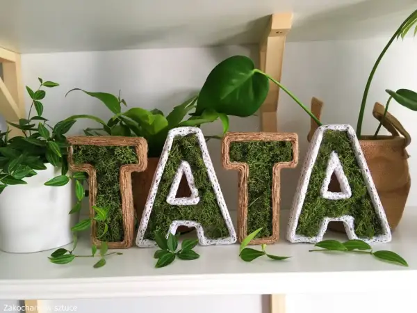 Litery "TATA" z mchu i sznurka, piękny prezent dla taty od dziecka z papieru.